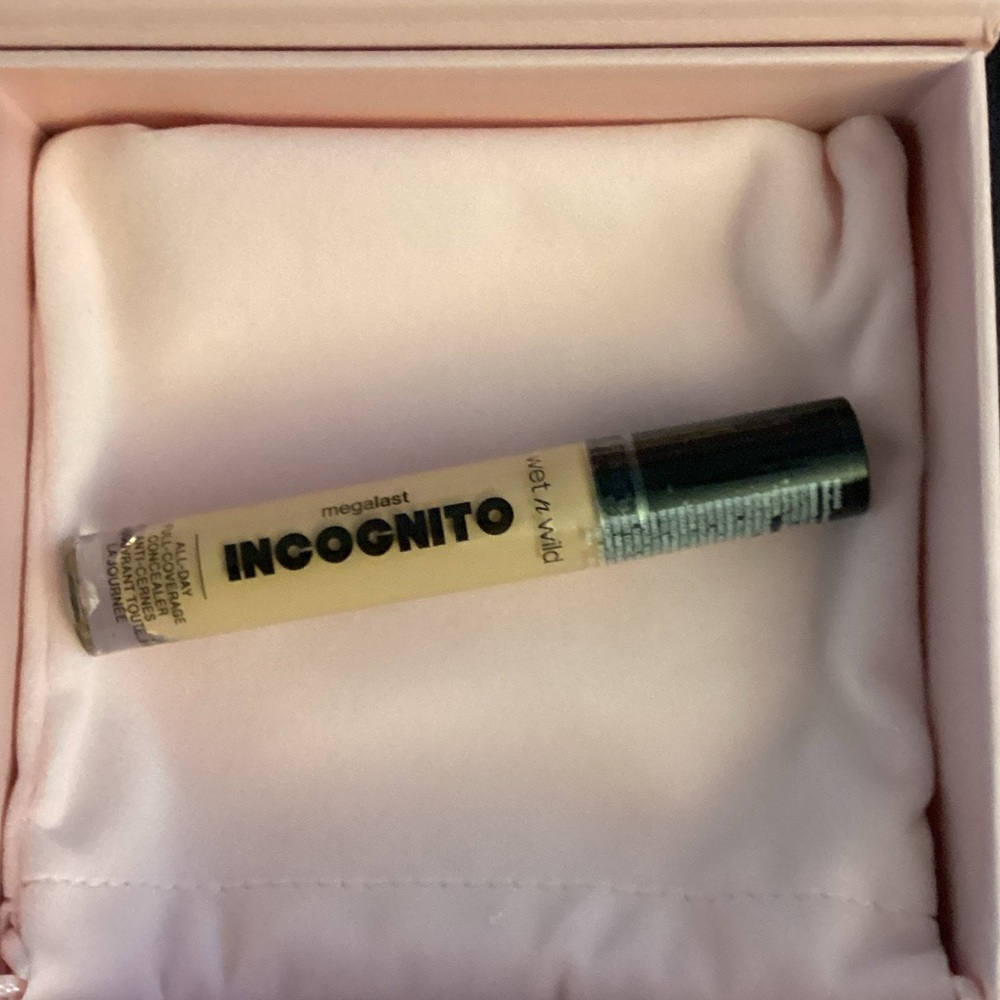 --FREE WITH PURCHASE OF ANOTHER ITEM--wet n wild Megalast Incognito Concealers